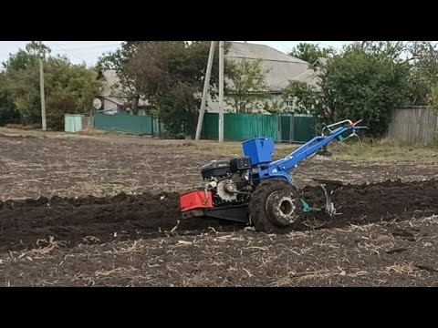 Видео: Оранка гібридним мотоблоком тяжкий мотоблок оборотній плуг Агромарка