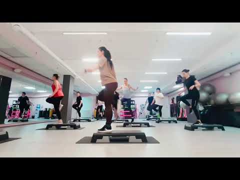 Видео: СТЕП АЭРОБИКА ЦЕЛАЯ ТРЕНИРОВКА / STEP AEROBICS