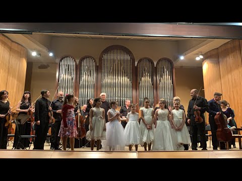 Видео: Ансамбль скрипачей младших классов