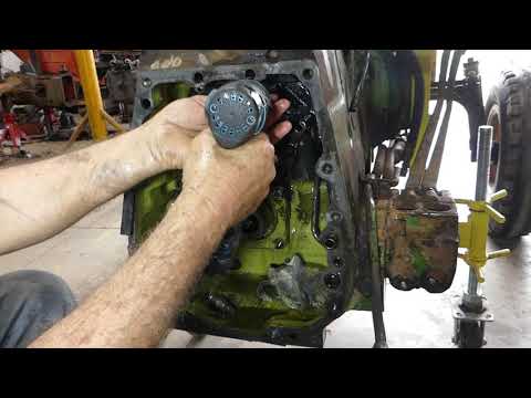 Видео: John Deere 2030 Снятие корзины Hi Lo