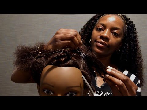 Видео: ASMR 💆🏽‍♀️ Расслабляющая укладка кудрявых волос на манекене (мягкая речь + звуки браслета)