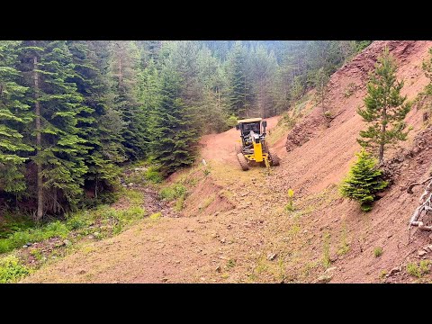 Видео: Как грейдер Deere 670 пересек дорогу, размытую наводнением #johndeere #грейдер #deere