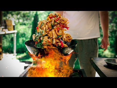 Видео: ПЫТАЮСЬ ГОТОВИТЬ в настоящем ВОКе! Потрясные вышли кальмары!