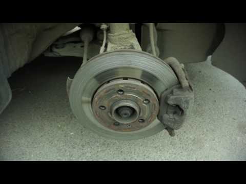 Видео: шкода октавия тур 2006,замена передних колодок