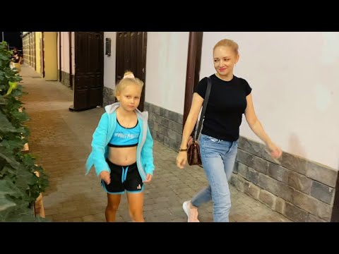 Видео: VLOG Едем шоппиться ВСЕЙ СЕМЬЕЙ !!! Что из одежды купит Алиса ! Мили ВАНИЛИ новое видео