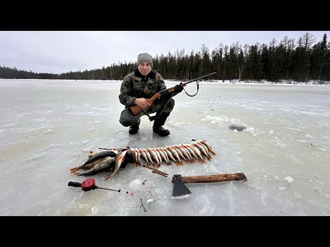 Видео: #промысловики //Уютно жить в теплой избе// где можно переждать непогоду // согреться и высохнуть