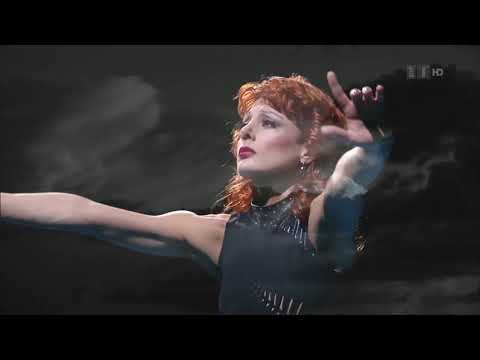 Видео: Алла Пугачева - Нас бьют, мы - летаем