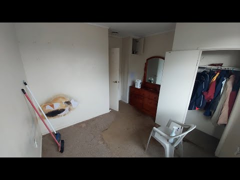 Видео: Починил отвратительную комнату чтобы научиться класть ковролин 