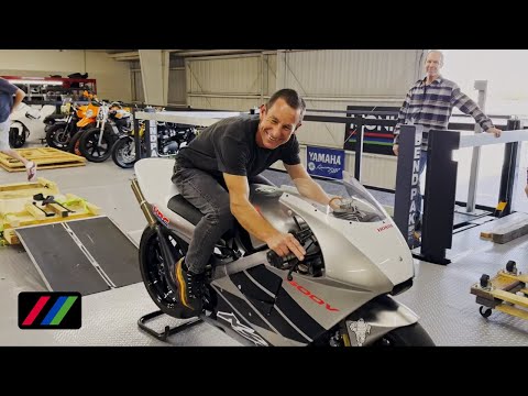 Видео: Honda NSR500V VIN НОМЕР ОДИН (001) Двухтактный значок: вблизи и лично!