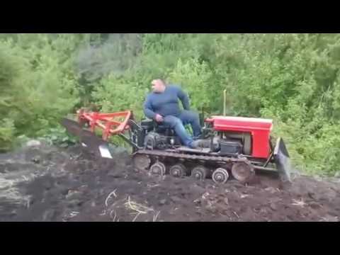 Видео: самодельный мини трактор на гусеничном ходу самодельный плуг с тремя корпусами MINI DOZER