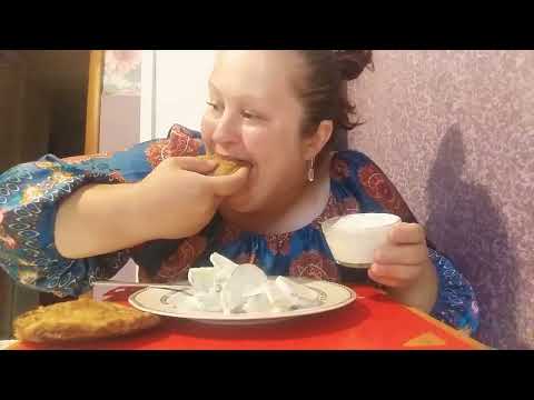 Видео: МУКБАНГ ДРАНИКИ С МЯСОМ СО СМЕТАНОЙ😋😋😋САЛАТ