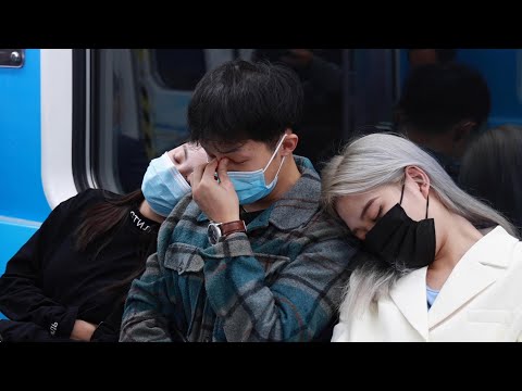 Видео: Две девушки засыпают на плечах незнакомых людей одновременно (Социальный Эксперимент)