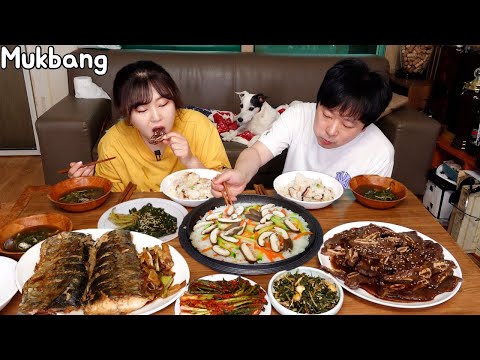 Видео: Mukbang | Корейский домашний весенний ужин. Дикие овощи, рыба, мясо и суп.