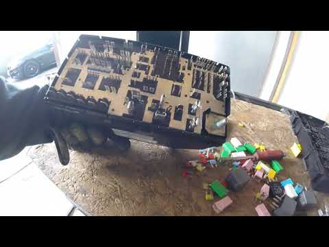 Видео: How to disassemble a 2010 Chrysler fuse box/Как разобрать блок предохранителя Chrysler 2010 год
