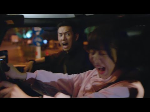 Видео: Девочки, которые только что научились водить машину, почувствовали себя героинями?