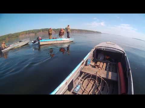 Видео: Как поднимали лодку со дна Ангары 2016