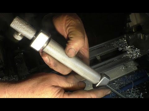 Видео: Внутренняя резьба в упор, токарный станок RC210 с электронной гитарой. Накидные треугольные гайки.