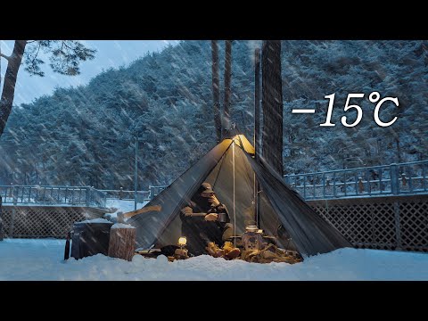 Видео: Личный кемпинг в тяжелом снегу . Зимняя жаркая палатка . Деревянный барабан Чопс Стейк