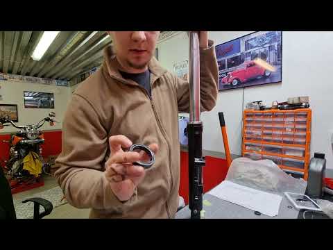 Видео: (2/3)Ремонт передней вилки на Harley-Davidson Softail
