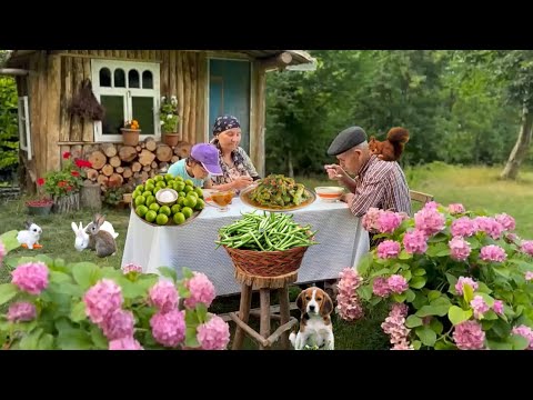 Видео: Бабушка Приготовила Жареную Зеленую Фасоль с Овощами на Природе