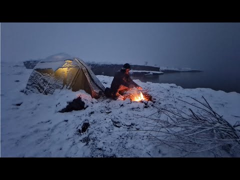 Видео: Кемпинг с палаткой на маленьком острове - Метель после хорошего дня - Бушкрафт - На природе -