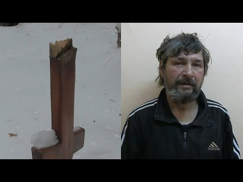 Видео: Бомж срубил 24 деревянных креста на кладбище