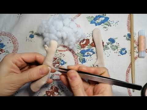 Видео: Как сделать пальчики на ручках текстильной кукле. Вставляем каркас в ручку. МК по кукле из ткани.