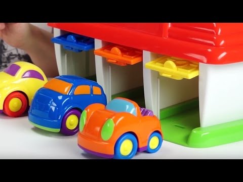Видео: Поиграйка с Егором - Домик чемоданчик - гараж для машинок