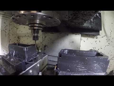 Видео: Mazak VCS430: Фрезерование пластика (POM) 3