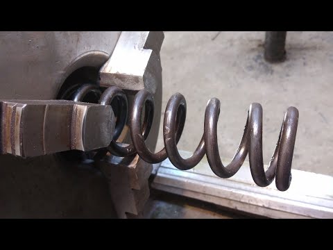 Видео: Удивительная идея того, как работает пружина на токарном станке по металлу.