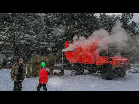 Видео: ГОРЯЧИЙ КАРАВАННЫЙ ЛАГЕРЬ С ПЕЧЬЮ НА СНЕГУ