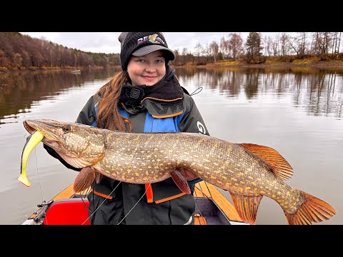 Видео: ОНА ПОЙМАЛА ЩУКУ МОНСТРА! ЭТУ БОРЬБУ НУЖНО ВИДЕТЬ! Рыбалка на спиннинг