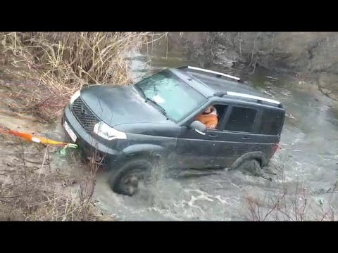 Видео: УАЗ Патриот на АКПП и шоссейной резине забирает елочку и вылезает из заиленной канавы