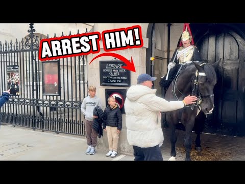 Видео: АРЕСТУЙТЕ ЕГО! ❌Королевская гвардия КРИЧИТ на идиота в конной гвардии