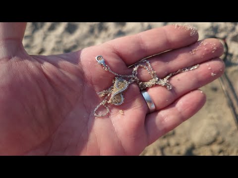 Видео: XP DEUS 2. 🏖 Пляжный поиск. Лютая конкуренция - мастерству не помеха! #балтийскоеморе