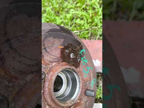 Видео: Ford Fiesta MK5 - Замена направляющей шпильки заднего тормозного барабана.