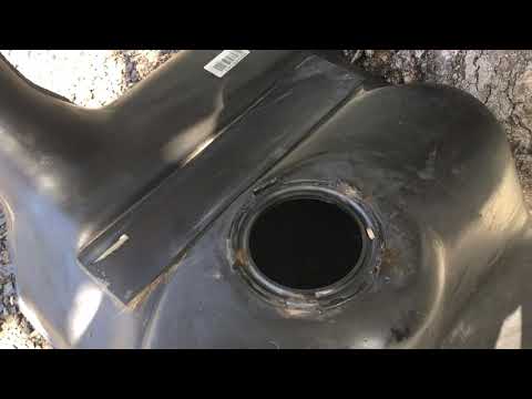 Видео: Замена топливного насоса Holden Commodore Berlina VT 1998 года