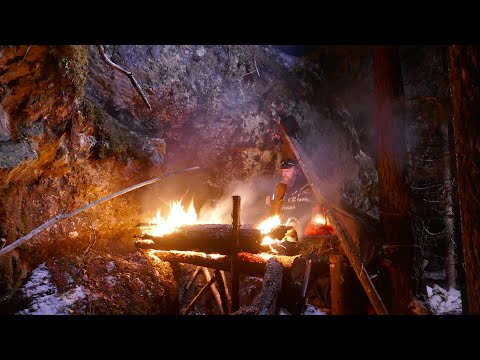 Видео: Один в Новогоднюю ночь в лесу  Оригинальная нодья.