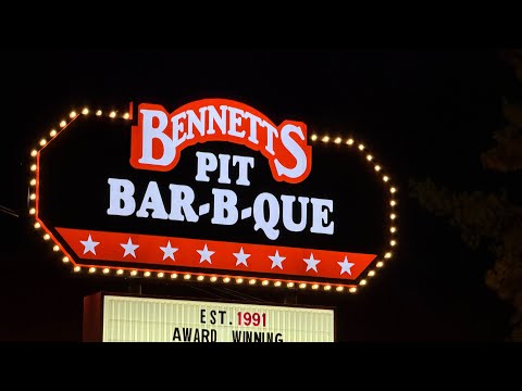Видео: Обзор Bennett’s BBQ: лучшая ли это коптильня в Пиджен-Фордж? #pigeonforge