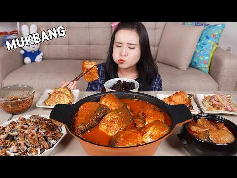 Видео: MUKBANG :) острая тушеная скумбрия и приправленные моллюски действительно вкусны.