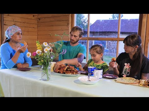 Видео: Деревенский огород требует внимания в любую погоду.  Помпушки из творога)
