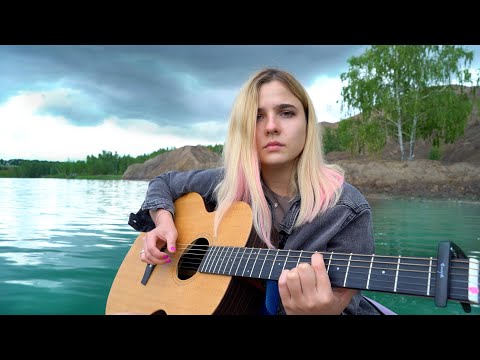 Видео: НЕВЕРОЯТНО СПЕЛА НА ЛОДКЕ В ГРОЗУ АВТОРСКУЮ ПЕСНЮ
