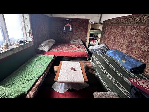 Видео: Как живут бомжи на заброшенном заводе в Днепре.