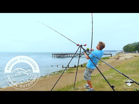 Видео: Быстрая и яростная рыбалка. Готовим рыбу к ужину. Отличное развлечение. Морская рыбалка в Великоб...