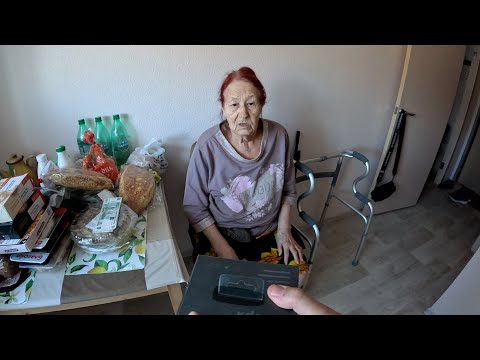 Видео: познакомил МАМУ с Алисой пока она не понимает КТО ЭТО и ЗАЧЕМ