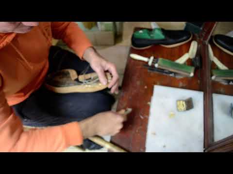 Видео: Обувь ручной работы. Прибиваем деревянными гвоздями рант на пяточной зоне.