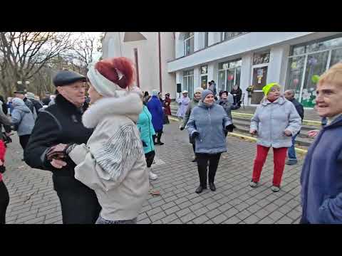 Видео: 2.11.24г..."Ах Девчонка Ты БЕДОВАЯ"... звучит на танцполе в Гомельском парке...