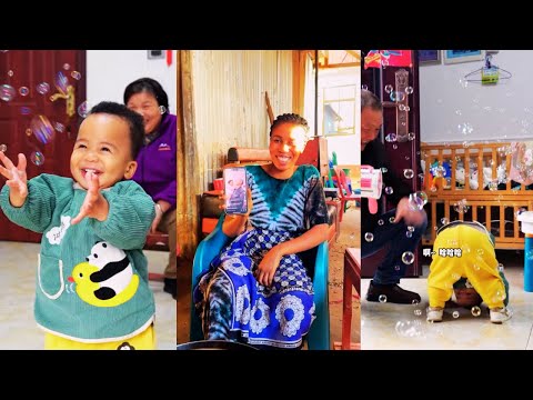 Видео: Лаву счастливо улыбнулась, увидев, как Кайкай с удовольствием играет с машиной для мыльных пузырей🤭
