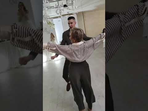 Видео: Жених затанцевал тещу на собственной свадьбе. Это видео взорвало сеть