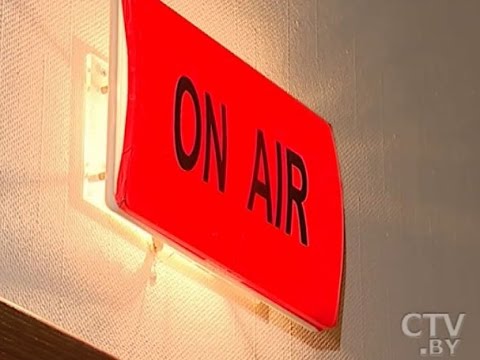 Видео: Проводили проводное: оставшись без радиоточек, пенсионерки достают приёмники из кладовок